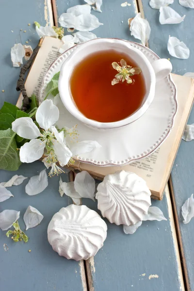 Чашка чая и печенье на деревянном фоне — стоковое фото