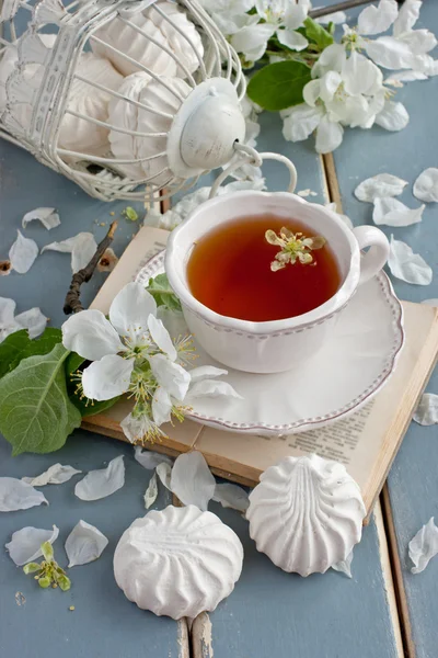 Komposisi dengan secangkir teh dan bunga — Stok Foto