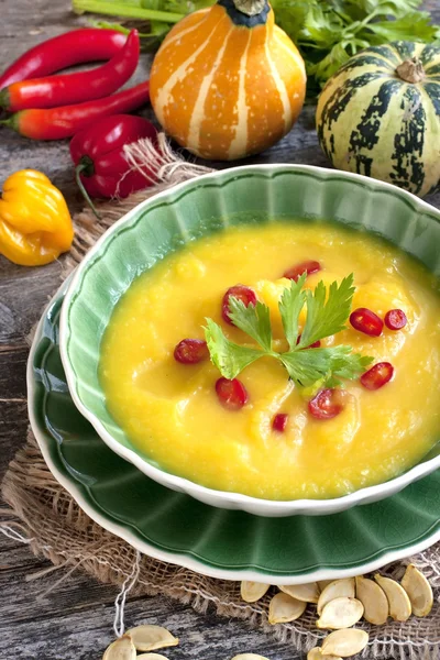 Frische Kürbissuppe auf Holztisch — Stockfoto