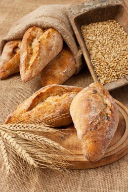 Çavdar spikelets üzerinde eski çuval bezi ile ekmek