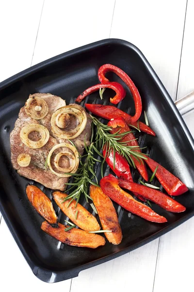 Carne con verduras —  Fotos de Stock