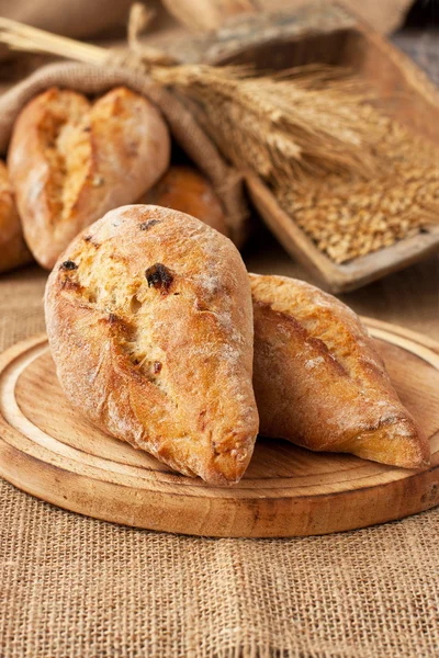 Smakelijke stokbrood op een houten bord — Stockfoto