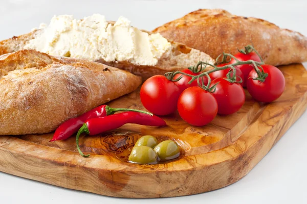 God baguette med ost grädde en planka — Stockfoto