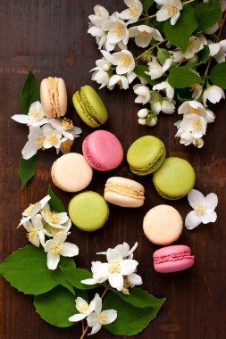Lezzetli Fransız macarons ahşap masa üzerinde. Üstten Görünüm