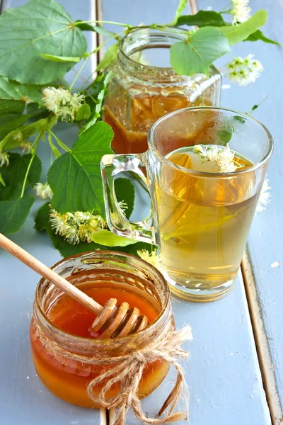 लिंडन फूलों और शहद जार के साथ हर्बल चाय का ग्लास — स्टॉक फ़ोटो, इमेज