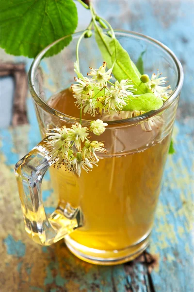 Lipové květy a zdravé čaje — Stock fotografie