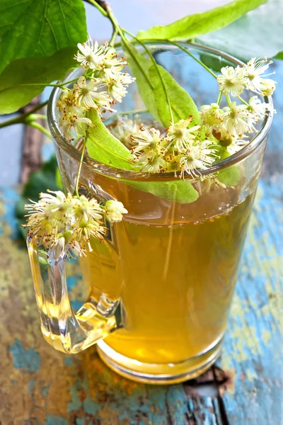 Sklo bylinného čaje s lipové květy — Stock fotografie