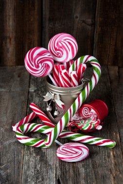 Ahşap arka plan üzerinde tatlı şeker ile Noel kompozisyon