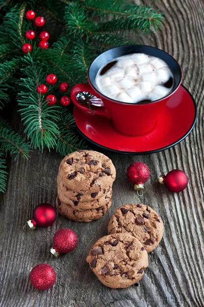 Biscuits au pain d'épice de Noël avec boisson chaude — Photo