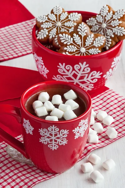 Caneca com chocolate quente e biscoitos de gengibre — Fotografia de Stock