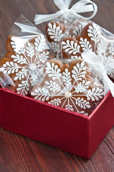 Biscoitos de gengibre de Natal e decoração na caixa de presente — Fotografia de Stock