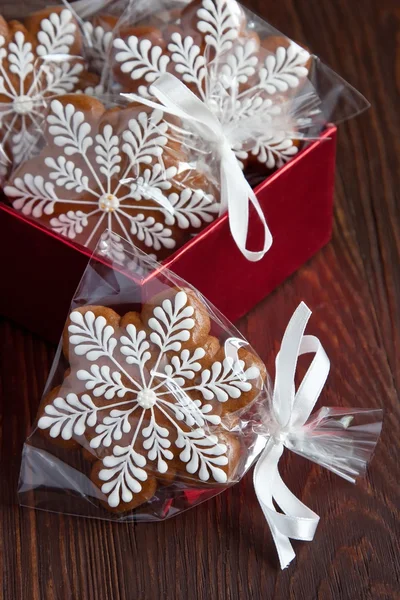 Regalo di Natale in confezione regalo, biscotti di pan di zenzero con decorazione — Foto Stock