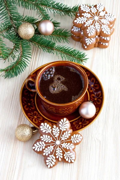 Vánoční perník cookies s horkým nápojem — Stock fotografie