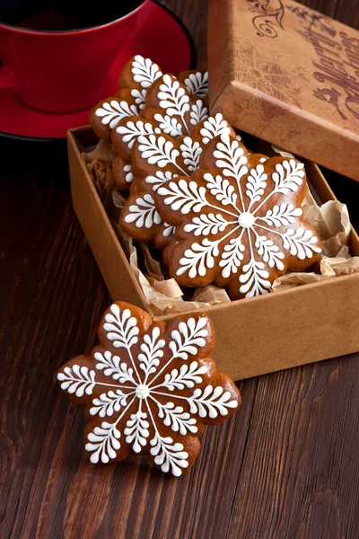 Biscoitos de gengibre de Natal e decoração na caixa de presente — Fotografia de Stock