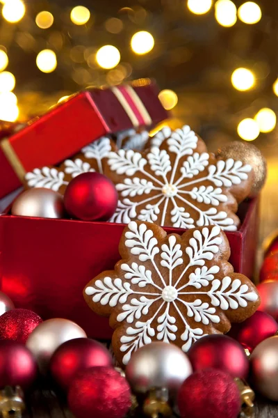 Χριστούγεννα μελόψωμο cookies και διακόσμηση σε συσκευασία δώρου — Φωτογραφία Αρχείου