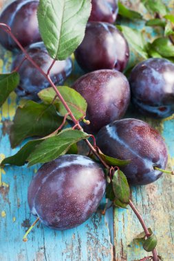 ahşap tahta üzerinde taze Erik