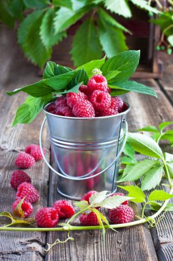 ahşap masa üzerinde taze frambuaz