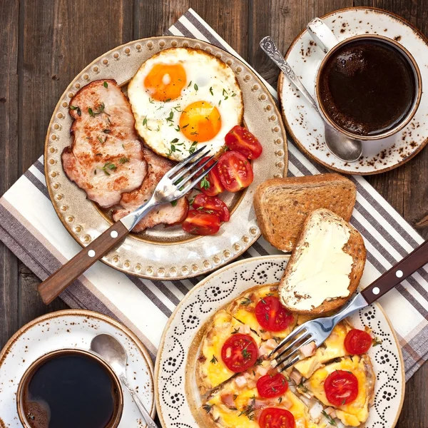 Geleneksel kahvaltı yumurta ile kahve fincanı