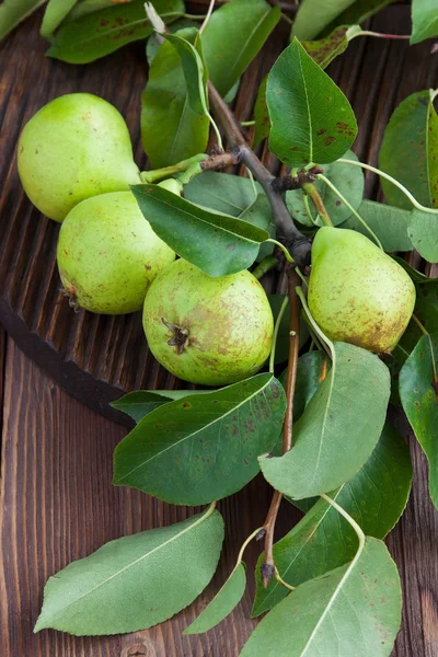 Färska päron på träskiva — Stockfoto