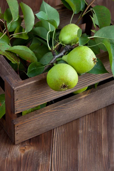 Peras frescas em caixa de madeira — Fotografia de Stock