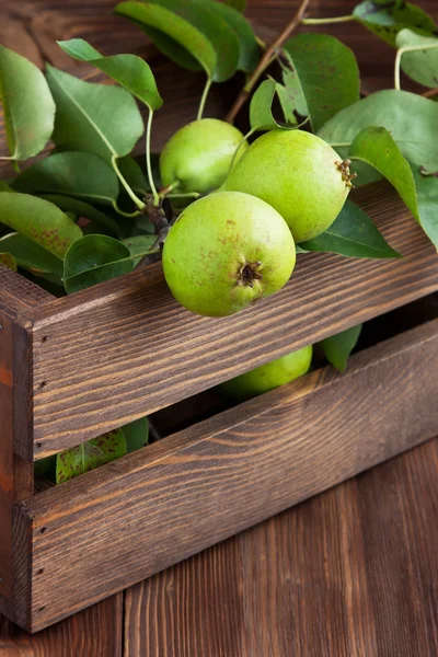 木の板に新鮮な梨 — ストック写真