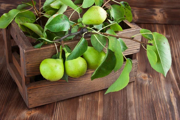 素朴な木製のテーブルに美味しい梨 — ストック写真