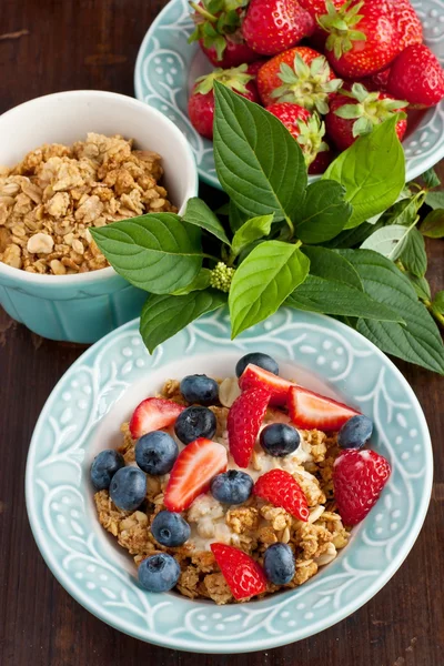 Здоровий сніданок з гранолою, сиром та свіжими ягодами — стокове фото