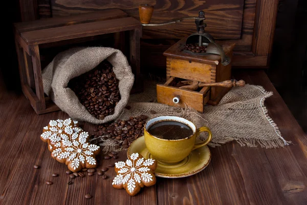 Taza de café con bolsa de café en mesa de madera — Foto de Stock