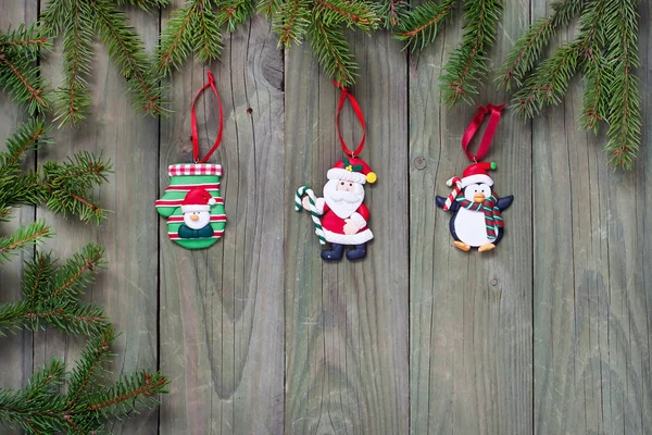 Julgran Gran med dekoration på träskiva — Stockfoto