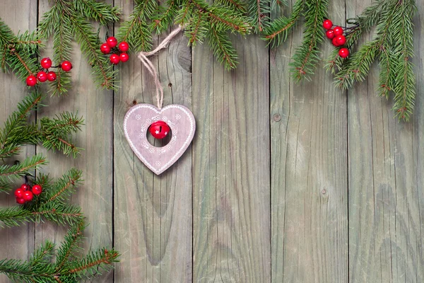 Fir kerstboom met decoratie op een houten bord — Stockfoto