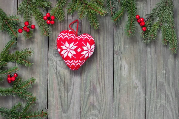 Fir kerstboom met decoratie op een houten bord — Stockfoto