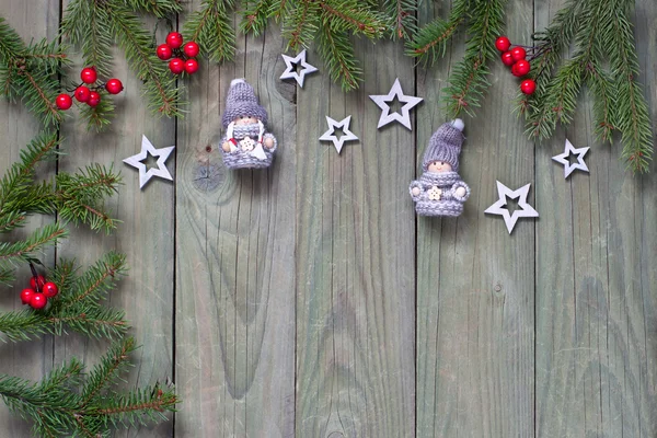 Fir kerstboom met decoratie op een houten bord — Stockfoto