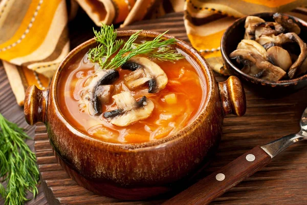 Sopa Verduras Con Col Champiñones Cuenco Sobre Mesa Madera Enfoque — Foto de Stock