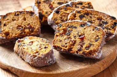 Geleneksel ev yapımı Noel pastası üzerine şeker tozu serpiştirilmiş, seçici odaklı.