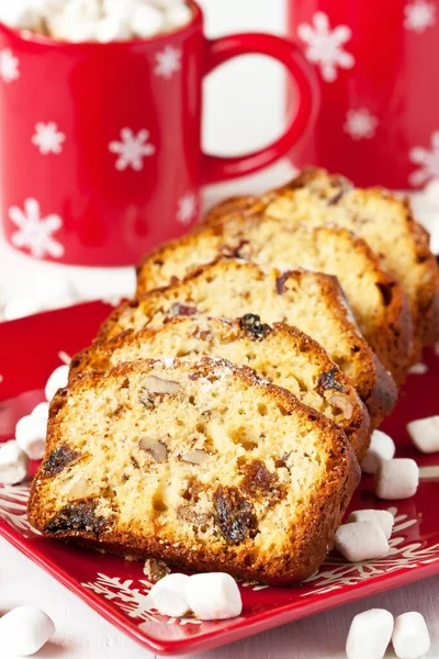 ホットチョコレート マシュマロ クリスマスでいっぱいの赤いマグカップが薄い背景にプレート上で盗まれました — ストック写真