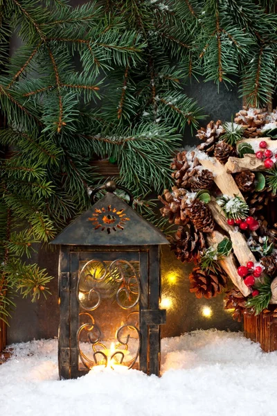 Όμορφο Χριστουγεννιάτικο Παράθυρο Παγετό Χιόνι Φώτα Φανάρι Και Έλατο Κλαδιά — Φωτογραφία Αρχείου