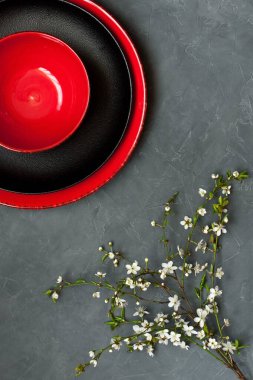 Renkli yemekler ve kiraz dallı doğu arkaplanı, üst görünüm