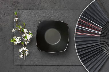 Koyu taş zemin üzerinde Asya tarzı kompozisyon, üst görünüm