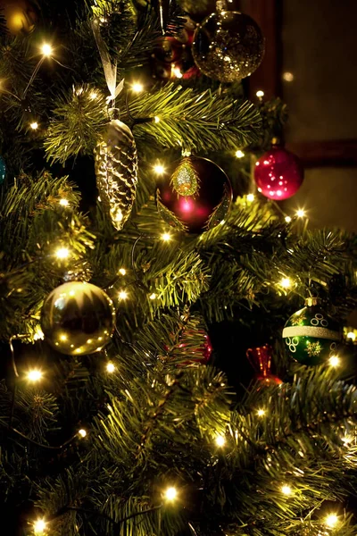 モミの木のクリスマスのおもちゃやライト 閉じる 選択的フォーカス — ストック写真