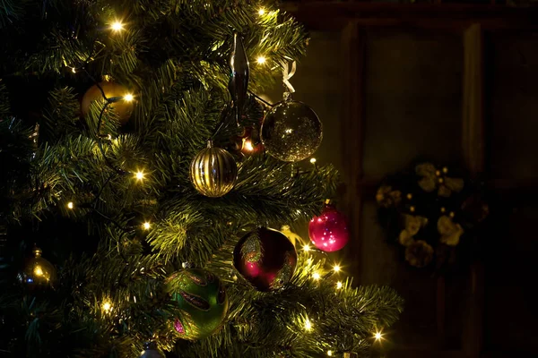 Kerst Achtergrond Met Sparren Takken Decoraties Wazig Licht — Stockfoto