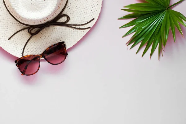 Sommar Mode Tillbehör Med Hatt Solglasögon Och Palmblad Tropisk Stil — Stockfoto