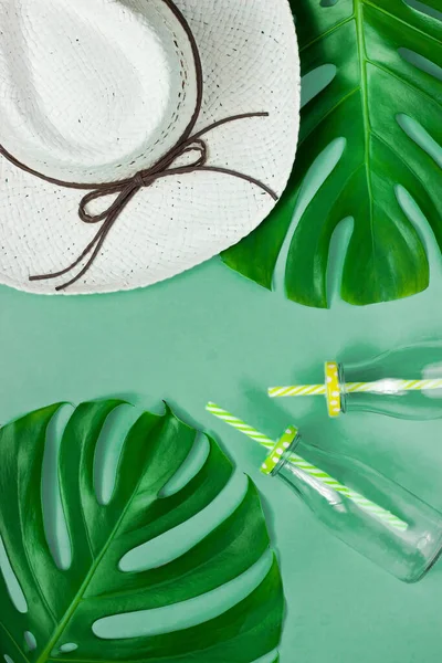 Tropisk Stil Bakgrund Med Halmhatt Och Gröna Palm Monstera Blad — Stockfoto
