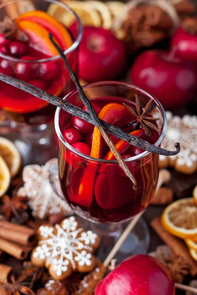 Kerst Glühwein Met Toevoeging Van Kaneelstokjes Anijssterren Cranberry Sinaasappels Glas — Stockfoto