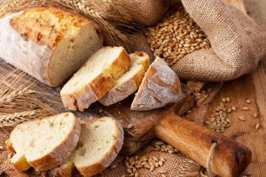 Ahşap kesme tahtasının üzerinde taze pişmiş ekmek. 