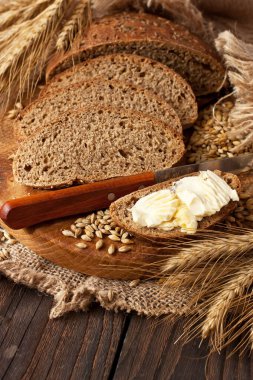 Taze kepekli ekmek. Tahtada sağlıklı pişmiş ekmek