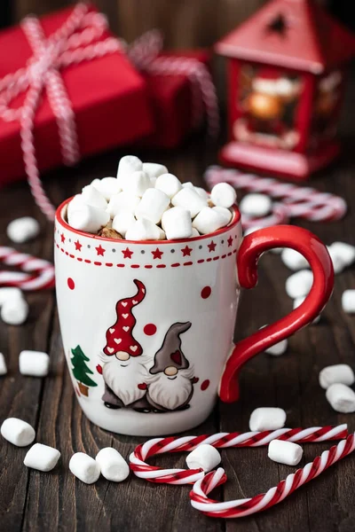 Weihnachtskomposition Mit Keramiktasse Gefüllt Mit Heißer Schokolade Und Marshmallows — Stockfoto