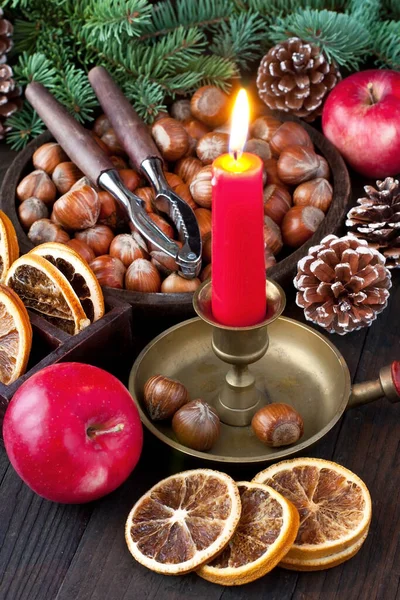 Composição Feriados Com Frutas Natal Nozes Vela — Fotografia de Stock