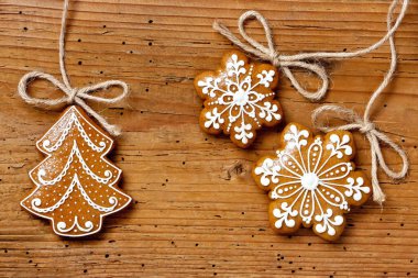Noel yemeği arka planında zencefilli kurabiyeler farklı formda, üst görünüm düz.