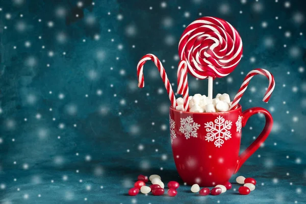 Roter Becher Mit Bunten Zuckerstangen Und Eibisch Für Weihnachtliche Leckereien — Stockfoto