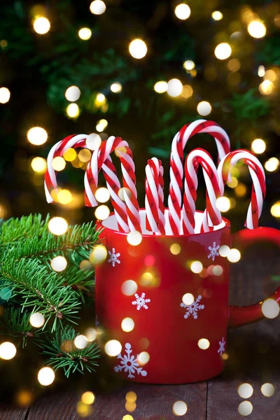 Taza Roja Con Bastones Caramelo Colores Para Golosinas Navidad Enfoque — Foto de Stock